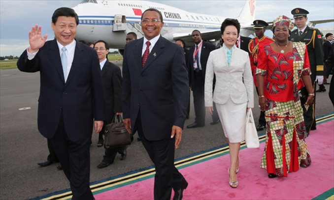 Chinese President Xi Jinping (1st L) and his wife Peng Liyuan (2nd R) are welcomed by Tanzanian President Jakaya Mrisho Kikwete (2nd L) and his wife Salma Kikwete (1st R) upon their arrival in Dar es Salaam, Tanzania, March 24, 2013. Photo: Xinhua
