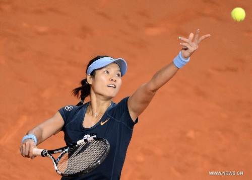 Li Na of China serves during the quarter final match of Porsche Tennis Grand Prix against Petra Kvitova of the Czech Republic in Stuttgart, Germany, on April 26, 2013. Li Na won 2-0. (Xinhua/Ma Ning) 