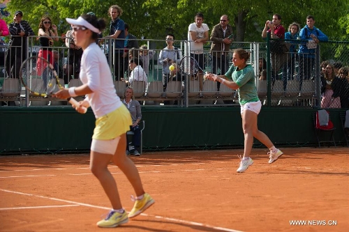 China's Zheng Saisai (L) and Varvara Lepchenko of the United States compete during the women's doubles second round match against Romania's Irina-Camelia Begu and Slovakia's Magdalena Rybarikova at the 2013 French Open tennis tournament in Paris, France, on June 1, 2013. Zheng Saisai and Varvara Lepchenko won 2-1. (Xinhua/Bai Xue)