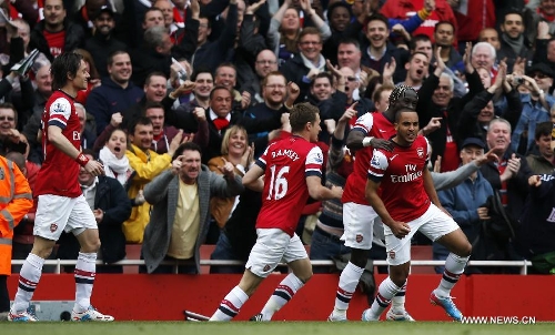 Theo Walcott (1st R) of Arsenal celebrates scoring with his teammates during the Barclays Premier League match between Arsenal and Manchester United at the Emirates Stadium in London, Britain on April 28, 2013. The match ended with a 1-1 draw. (Xinhua/Wang Lili)
