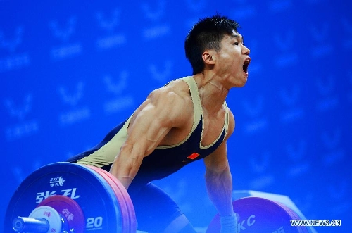  Lv Xiaojun competes during the men's 77kg category snatch competition at the National Weightlifting Championship in Zibo, east China's Shandong Province, March 25, 2013. He won the title with 171kg. (Xinhua/Guo Xulei) 