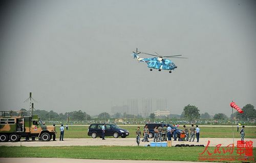 PLA Air Force gives air show and parachute performance in Xi'an, Shaanxi Province, July 11, 2012. Photo: People's Daily Online