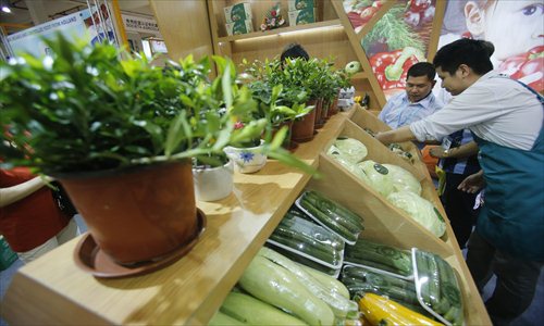 Visitors check out organic food at the International Organic Trade Fair and Convention at the Intex Shanghai convention center in Changning district Thursday. The event runs until Saturday. Photo: Cai Xianmin/GT 