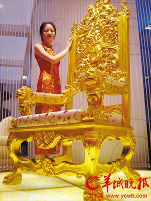 A throne made of gold worth 1.98 million yuan ($321,520) was open to the public in a furniture exhibition in Suzhou, Jiangsu Province, on June 5, 2010. Photo: Yangcheng Evening News
