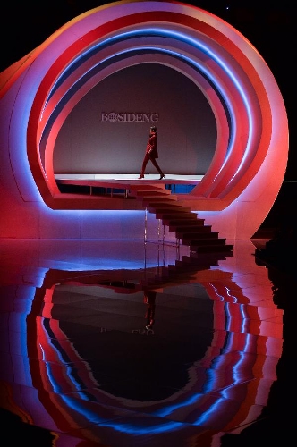 A model shows a creation during the BOSIDENG Down Wear Collection show of the 2013 China Fashion Week in Beijing, capital of China, March 26, 2013. (Xinhua/Li Xin) 