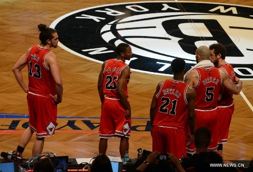 Chicago Bulls' Joakim Noah, Marquis Teague, Jimmy Butler, Carlos Boozer and Marco Belinelli (From L to R) attend Game 7 of the NBA Eastern Conference Quarterfinals basketball playoff series against Brooklyn Nets in New York, the United States, May 4, 2013. Bulls won 99-93 Saturday to reach the second round with 4-3 in the first-round series. (Xinhua/Wang Lei) 
