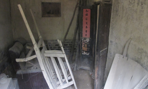Mo Yan's childhood residence still stands in Gaomi. Mo lived in the house until he was 10 years old. The house has remained vacant after Mo's family moved out in 1966. Photo: Xu Ming/ Global Times 

