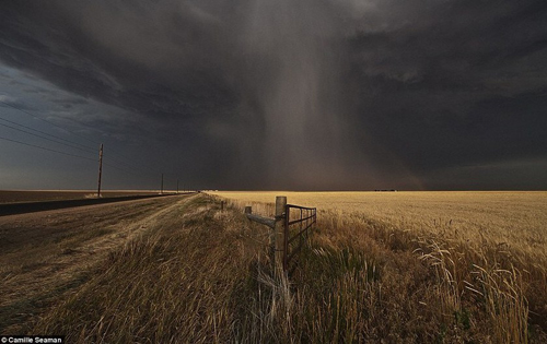 American photographer Camille Seaman is well-known for haunting photos of polar region. Here is a collection of her works about tornado. Photo: www.cnr.cn