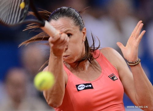 Jelena Jankovic of Serbia returns the ball during the first round match of Porsche Tennis Grand Prix against Samantha Stosur of Austrilia in Stuttgart, Germany, on April 24, 2013. Jelena Jankovic won 2-0. (Xinhua/Ma Ning) 