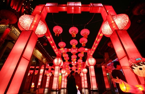 Visitors view lanterns during the 2013 Nanjing Qinhuai Lantern Show at the Confucius Temple in Nanjing, capital of east China's Jiangsu Province, Feb. 6, 2013. Around 500,000 lanterns are displayed during the event to celebrated the upcoming Spring Festival which falls on Feb. 10 this year. (Xinhua) 