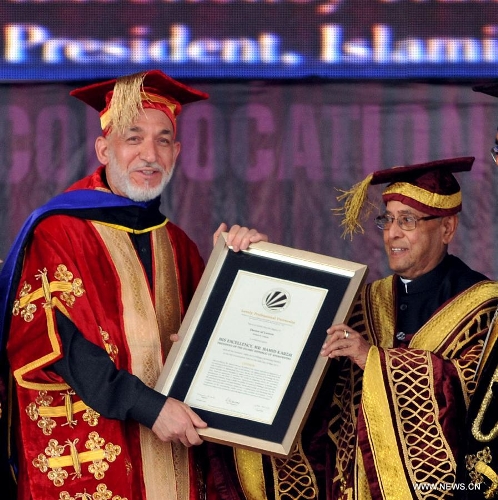 Afghan President Hamid Karzai (L) receives an honorary degree from his Indian counterpart Pranab Mukherjee at the Lovely Professional University in Jalandhar, India, May 20, 2013. (Xinhua/Stringer)