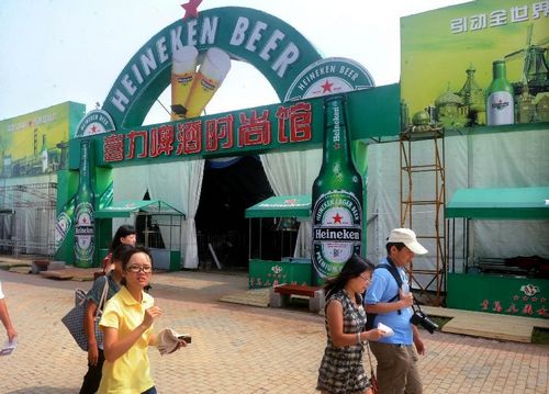 Staff members walk past a beer house to be used in the 22nd Qingdao International Beer Festival in Qingdao, a coastal city in East China's Shandong Province, August 7, 2012. The 22nd Qingdao International Beer Festival, which will last from August 11 to August 26, has attracted 25 famous beer brands from 16 countries and regions. Photo: Xinhua
