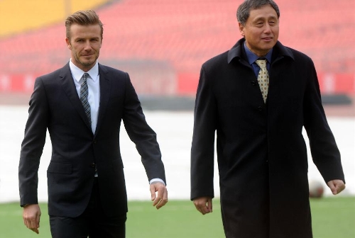 British soccer player David Beckham (L) visits the Beijing Guo'an Soccer Club in Beijing, capital of China, on March 21, 2013. Beckham visited the club as the ambassador for the youth football program in China and the Chinese Super League Thursday. (Xinhua/Gong Lei) 