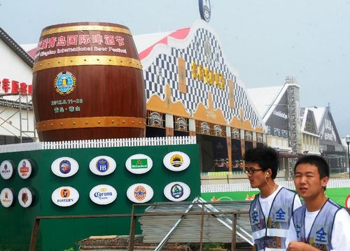 Staff members walk past a beer house to be used in the 22nd Qingdao International Beer Festival in Qingdao, a coastal city in East China's Shandong Province, August 7, 2012. The 22nd Qingdao International Beer Festival, which will last from August 11 to August 26, has attracted 25 famous beer brands from 16 countries and regions. Photo: Xinhua