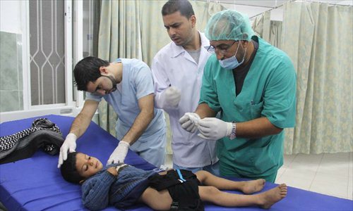 Palestinian medic help a wounded girl at El-Najar hospital after an Israeli airstrike in the southern Gaza Strip city Rafah, on Nov. 17, 2012. Since the violence surged last Wednesday, 48 people have been killed and more than 500 wounded. Photo: Xinhua