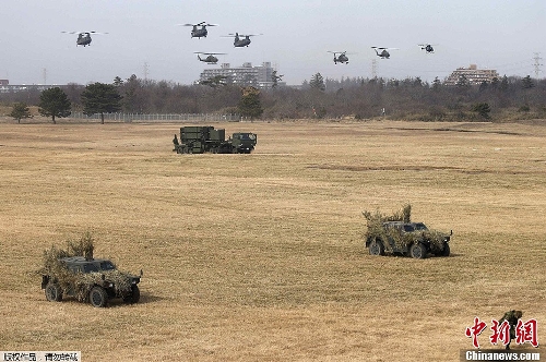 Japan's Self-Defense Forces (SDF) launched a military drill on island defense in a training ground in the city of Narashino in Chiba Prefecture on January 13, 2012.(Photo Source: chinanews.com)