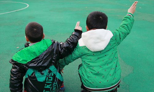 Many Chinese Web users pose for photos of themselves imitating air traffic ground control workers. The trend came in the excitement that followed Chinese media reports of the successful takeoffs and landings of China's home-made fighters on the Liaoning, China's first aircraft carrier. Photo: CFP, Weibo 