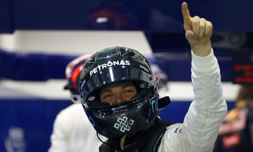 Rosberg holds on to win Singapore GP, reclaim F1 lead