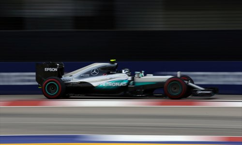 Rosberg holds on to win Singapore GP, reclaim F1 lead
