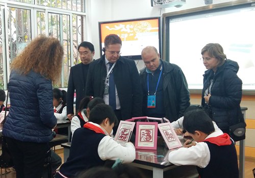 Delegates of the 9th Global Conference on Health Promotion visit Hongqi Primary School in Hongkou district.