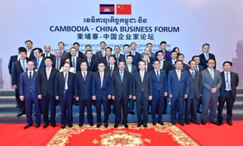 Cambodian Prime Minister Samdech Akka Moha Sena Padei Techo Hun Sen and Chinese enterpreneurs pose for a group photo. Photo: China Minsheng Investment Group