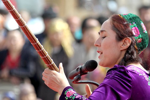 A musician plays a Muqam song in Hami City, Northwest China's Xinjiang Uyghur Autonomous Region.Photo: IC
