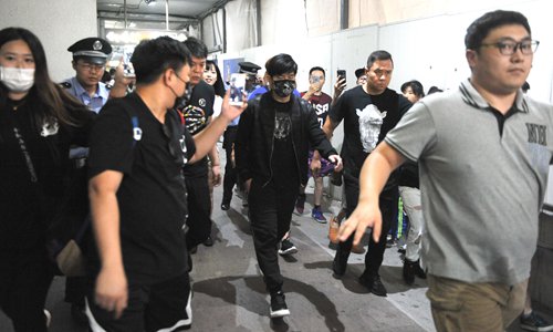 Swarms of fans chase their idol at the Shanghai Hongqiao International airport. Photo: CFP 