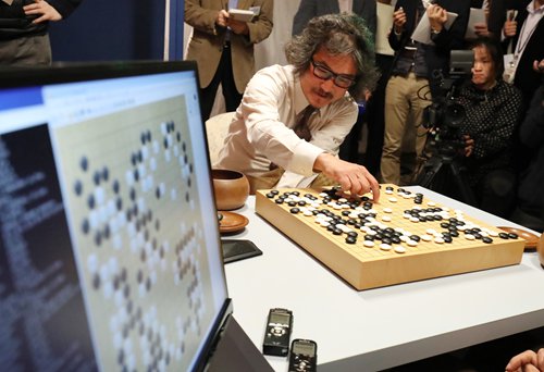 Cho Chin-kun, a 60-year-old South Korean professional Go master, plays a game with Japanese artificial intelligence program DeepZenGo in Tokyo on November 23, 2016. Cho won the three-game match at 2-1. Photo: IC