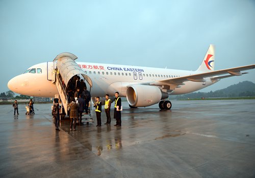 Passengers board a China Eastern Airlines jet in Zunyi, Southwest China's Guizhou Province. Photo: CFP