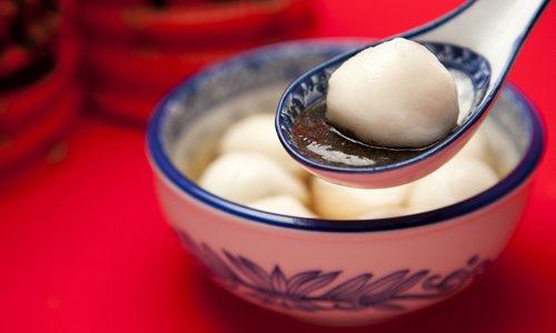 Foreigners learn how to make the traditional Lantern Festival treat, yuanxiao, from scratch.  Photos: CFP, IC