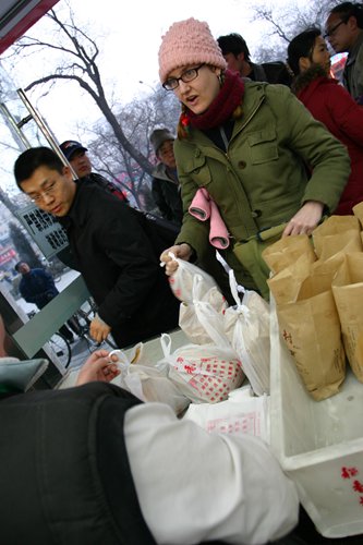 A foreigner buys <em>yuanxiao</em> in Beijing. Photo: Li Hao/GT