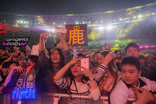 Fans hold up a sign (center) with Lu Han's surname on it at a concert in Shenzhen on December 31, 2015. Photo: IC