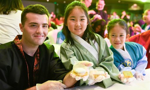 Chinese celebrate Mid-Autumn Festival - Global Times