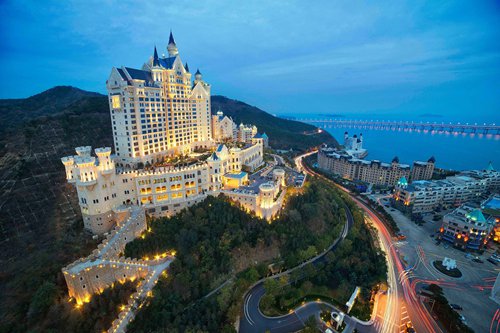 Wealthy Chinese Build Castles Around Country As Exotic