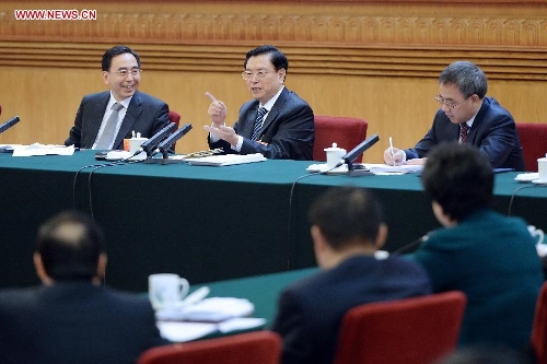 Zhang Dejiang (C), a member of the Standing Committee of the Political Bureau of the Communist Party of China (CPC) Central Committee, joins a discussion with deputies to the 12th National People's Congress (NPC) from south China's Guangdong Province, who attend the first session of the 12th NPC, in Beijing, capital of China, March 8, 2013. (Xinhua/Li Tao)