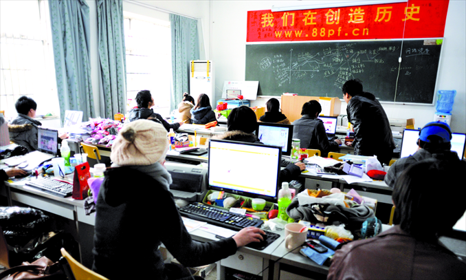 Studenten lassen ihre on-line-Geschäfte von einem Klassenzimmer an industrieller u. Handelshochschule Yiwu laufen. Foto: CFP