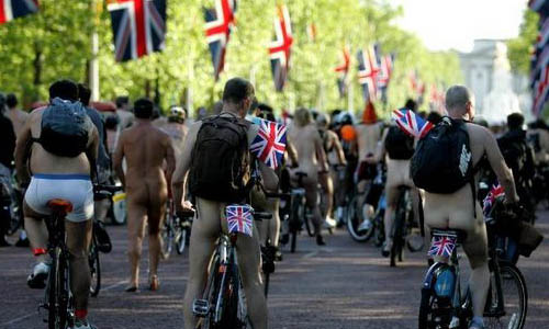 Naked or partially naked people ride bicycles on the World Naked Bike Ride Day in London, June 9, 2012. The annual event attracted hundreds of people to take part in. Photo: Xinhua