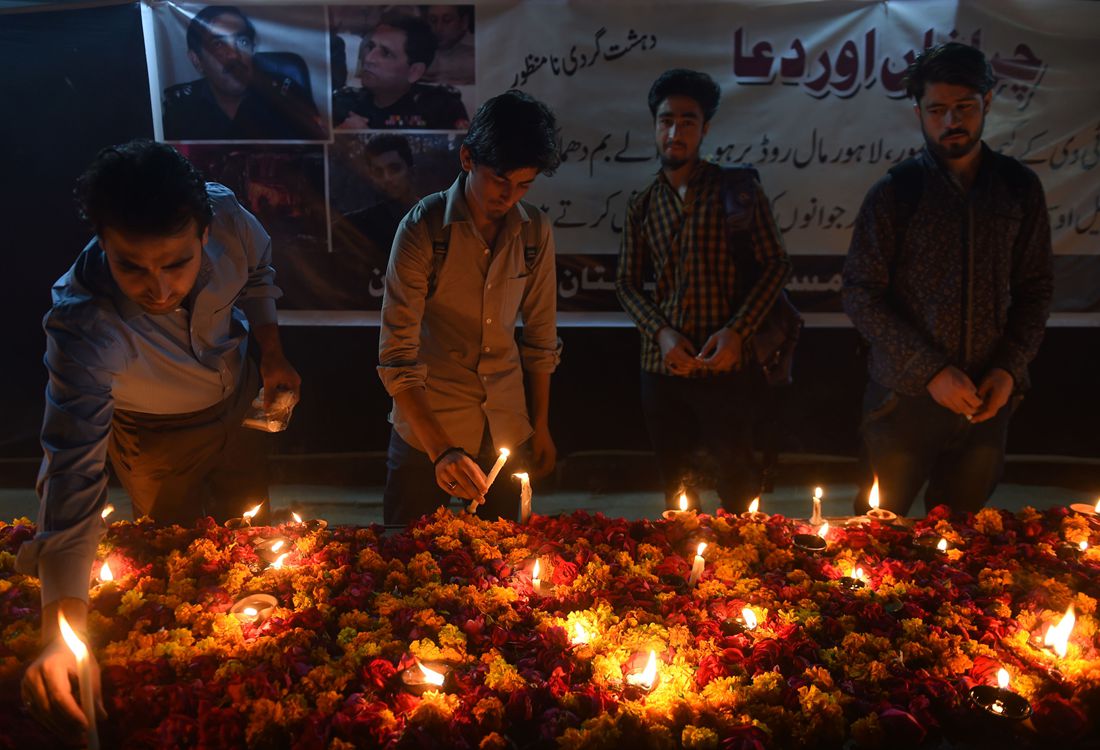 pakistanis mourn victims of taliban-claimed suicide bombing in