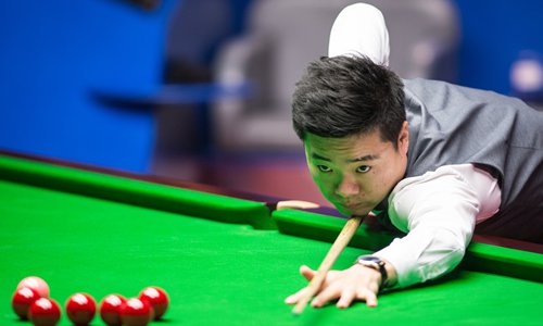 Ding Junhui plays a shot to Mark Selby of England in the last phase of their semifinal match during the 2017 World Snooker Championship at the Crucible Theatre in Sheffield, England on April 29. Photo: CFP