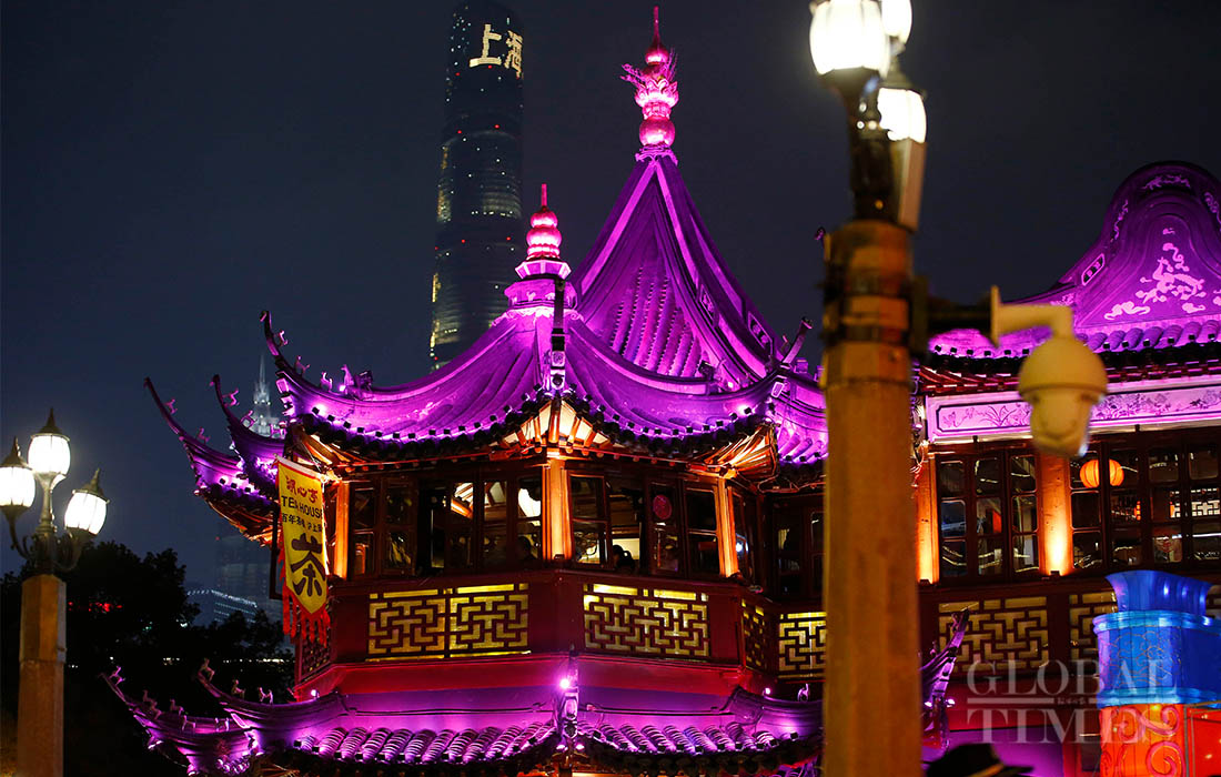 lanternslightupshanghaiyuyuangarden