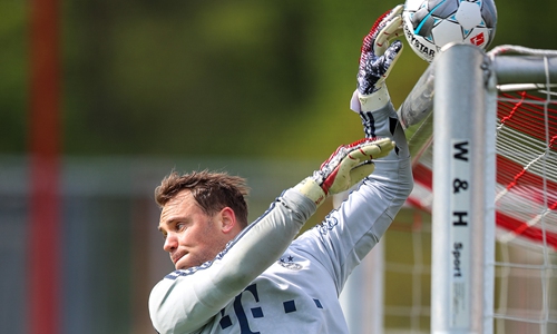 Bayern Munich goalkeeper Manuel Neuer saves a shot during a training session on Tuesday in Munich, Germany.  Photo: VCG