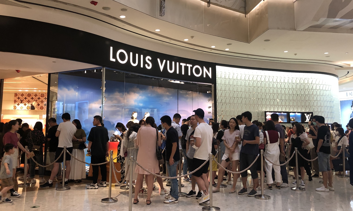 In the International Finance Center (IFC) in Pudong, Shanghai, long queues are seen on August 29, 2020 in almost every luxury store including Louis Vuitton. Photo: Cao Siqi/GT