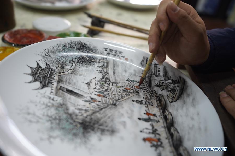 Porcelain painter and his daughter present local culture through painting -  Global Times