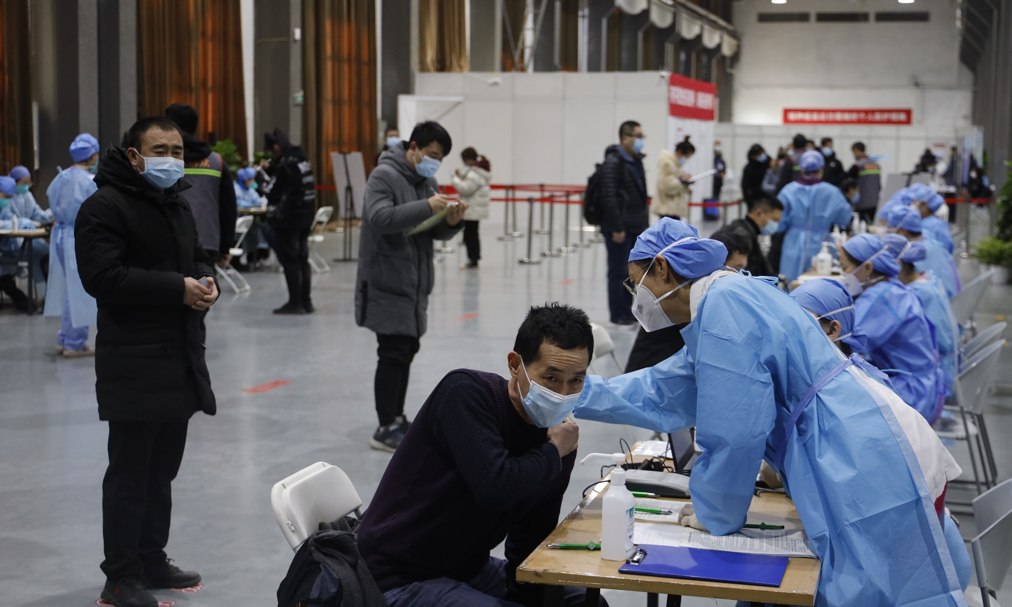 Medical workers check out people's health condition before vaccination at a temporary vaccination site in Chaoyang district, Beijing, on Monday. Photo: Li Hao/GT