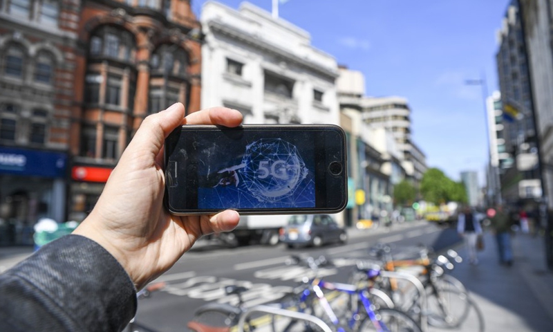 Photo taken on May 30, 2019 shows a 5G network logo on the screen of a mobile phone in London, Britain.(Photo:Xinhua)