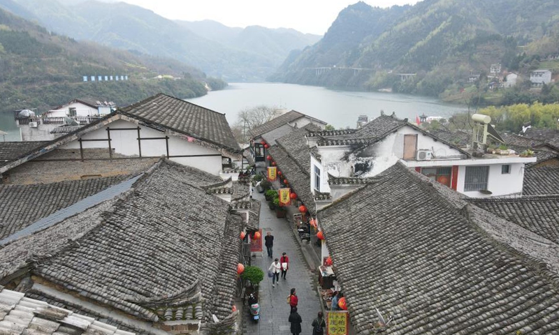 Aerial photo taken on March 19, 2021 shows tourists visiting the ancient Houliu Township in Shiquan County of Ankang City, northwest China's Shaanxi Province. Shiquan County has boosted tourism to promote rural vitalization and develop the local economy.  Photo:Xinhua