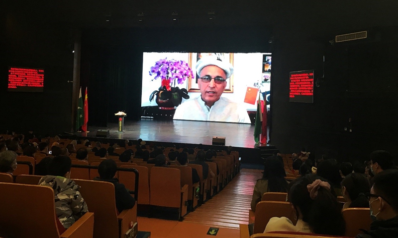 L'ambassadeur du Pakistan en Chine Moin ul Haque prononce un discours par vidéo avant le spectacle.  Photo: Dong Feng / Global Times