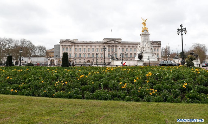 Photo taken on March 25, 2021 shows flowers blossom in front of Buckingham Palace in central London, Britain.Photo:Xinhua