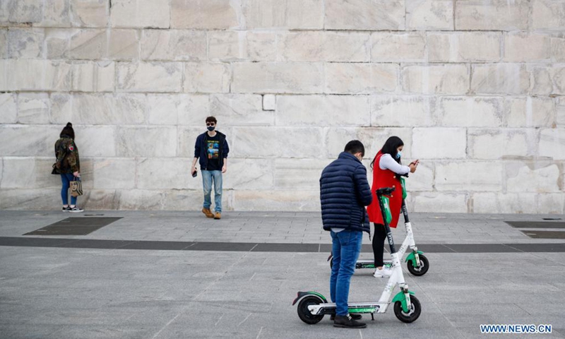 People visit the Washington Monument in Washington, D.C., the United States, on March 25, 2021. U.S. President Joe Biden announced on Thursday a new goal of administering 200 million COVID-19 vaccine doses to Americans in his first 100 days in office.Photo:Xinhua
