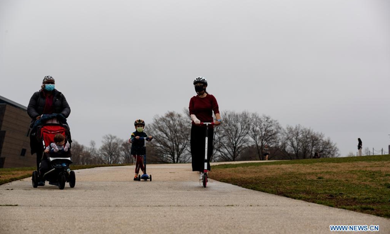 People tour the National Mall in Washington, D.C., the United States, on March 25, 2021. U.S. President Joe Biden announced on Thursday a new goal of administering 200 million COVID-19 vaccine doses to Americans in his first 100 days in office. Photo:Xinhua